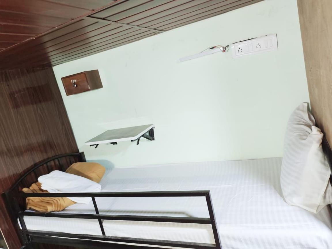 Vakola Dormitory Ac Beds Mumbai  Buitenkant foto