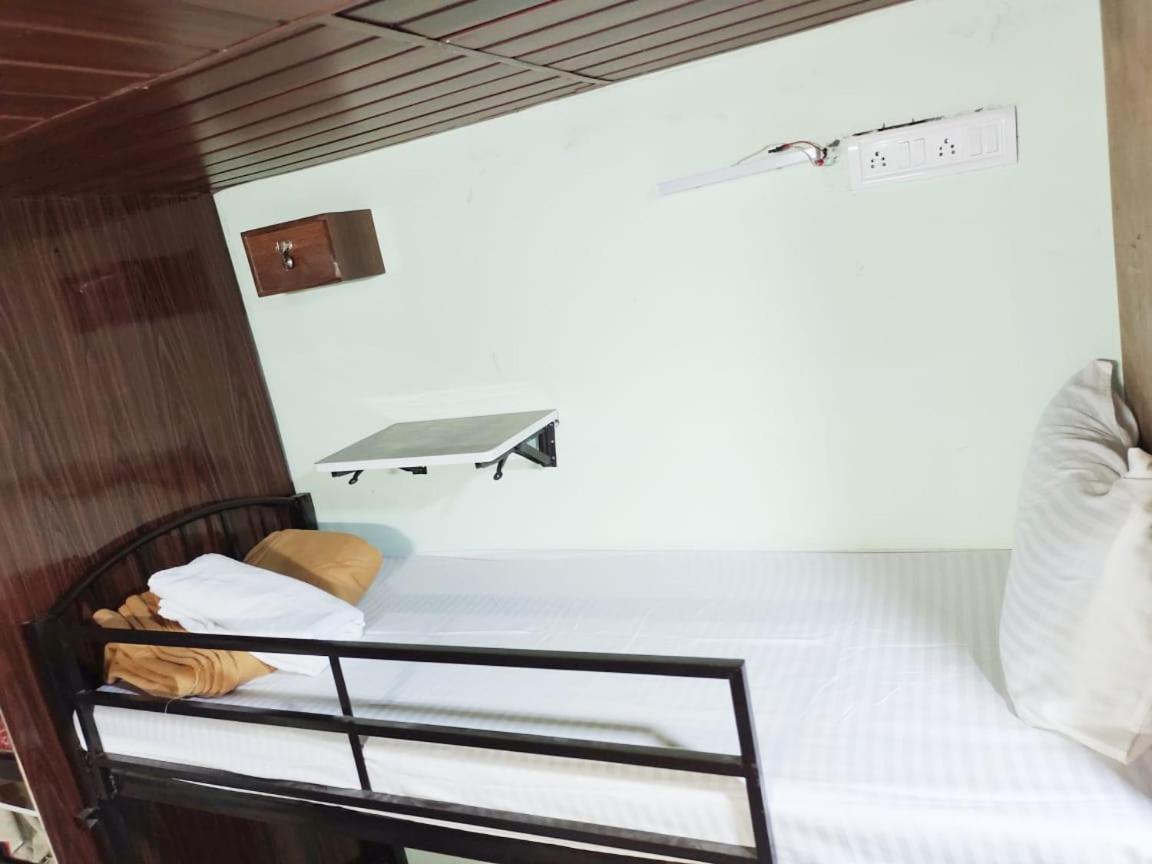 Vakola Dormitory Ac Beds Mumbai  Buitenkant foto