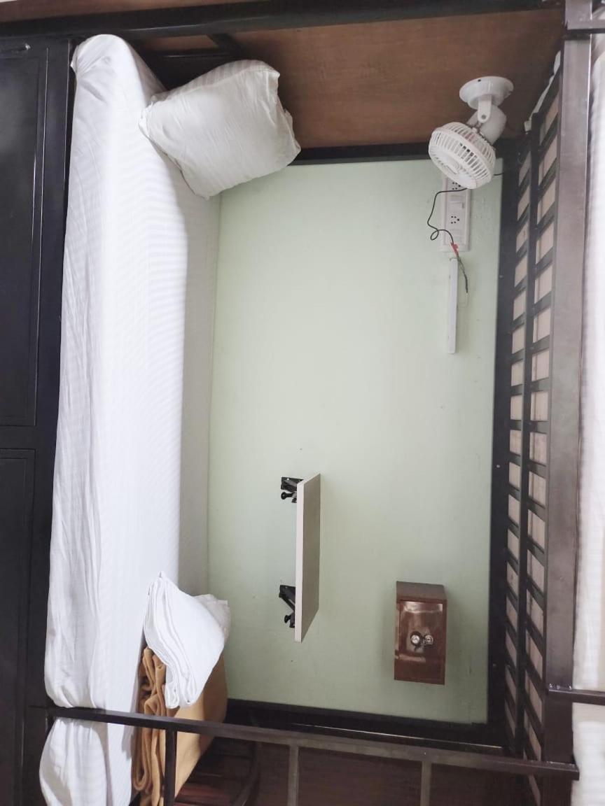 Vakola Dormitory Ac Beds Mumbai  Buitenkant foto